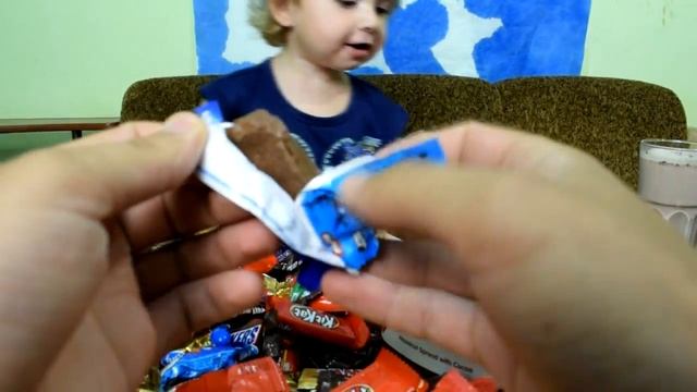 Открываем большую упаковку шоколадных сладостей. CHOCOLATE 150 PIECES