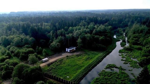 Живописный участок на берегу реки Стрелка