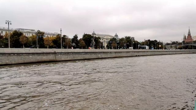 По Москва-реке через центр столицы на теплоходе «Золотое кольцо».  Таймлапс.