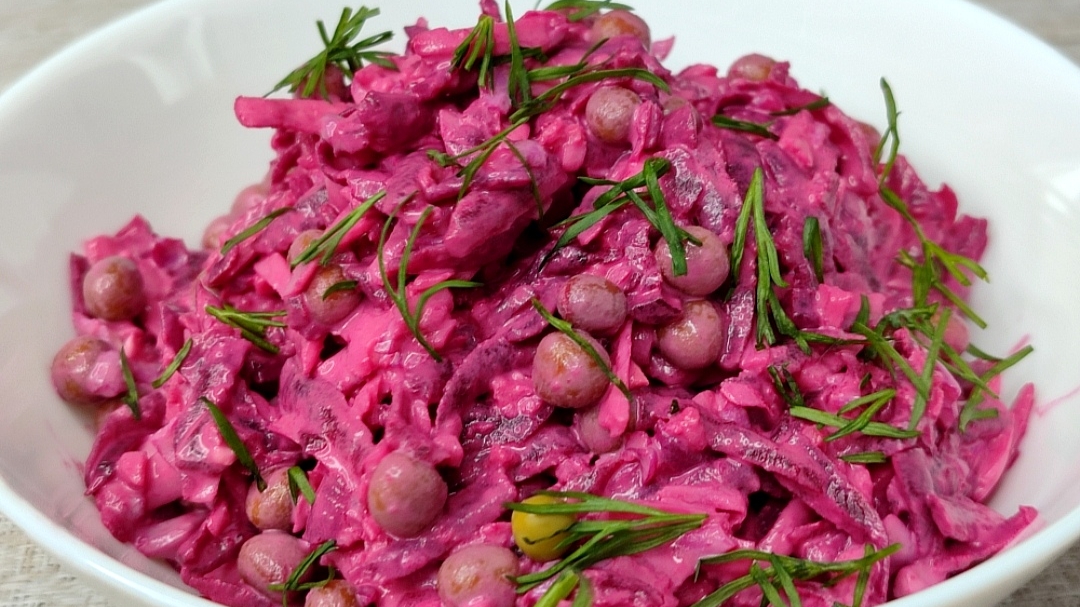 Свекольный салат с яйцами, сыром и горошком.
