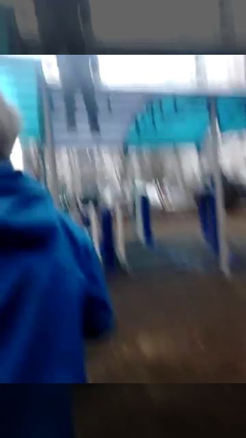 Пацан бояться прыгать с крыши