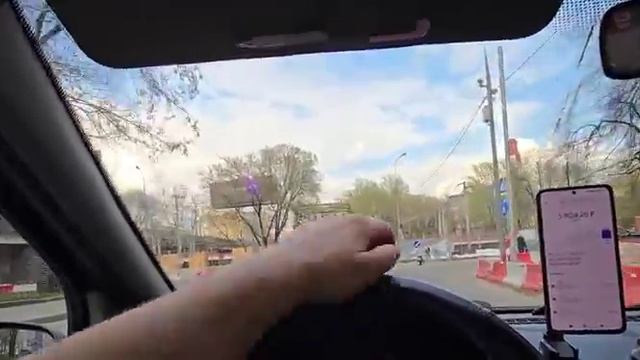 Довольный автокурьер Пупсик