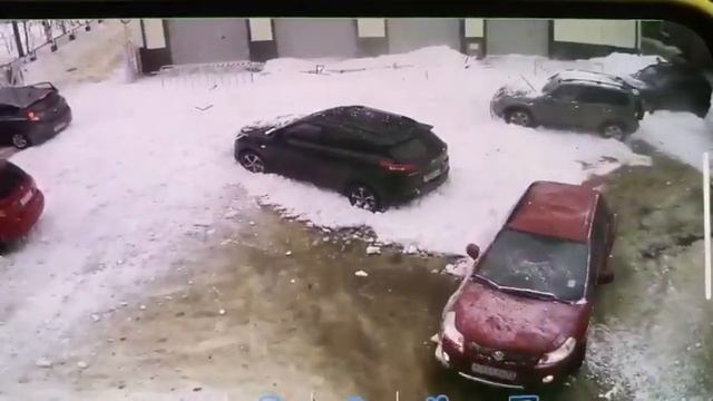Сход снега с крыши