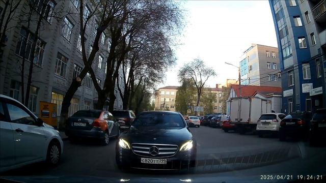 21.04.2025 в 19:24 водитель на автомобиле МЕРСЕДЕС-БЕНЦ Е 220, г/н С820ТТ799