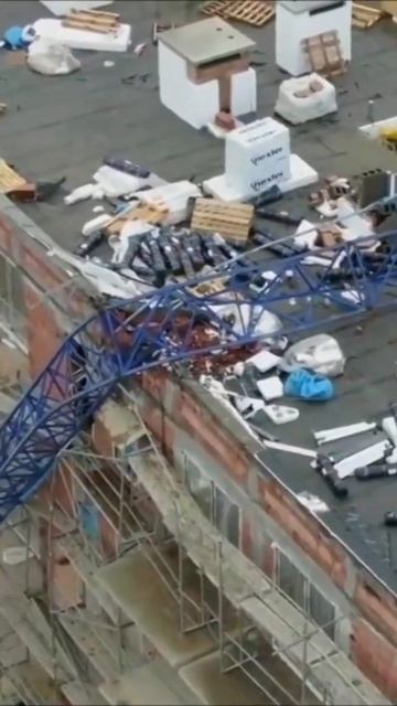 Ужасный ураган в Польше😨 Срывает крыши домов, падают