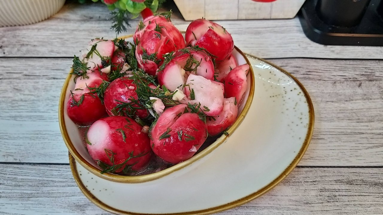 Оторваться невозможно Ароматная битая редиска. Вкусная и пикантная закуска к шашлыку за 10 минут!
