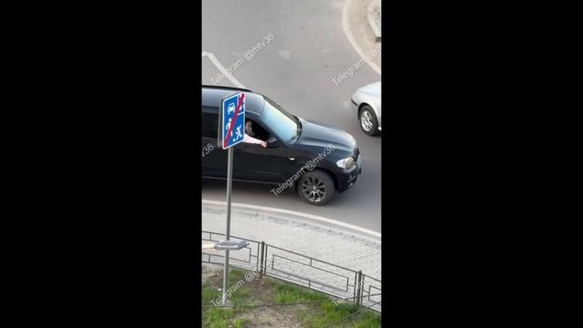 ИЗБИЛ КУРЬЕРА: по улице Крынина водитель автомобиля напал и избил 20-летнего курьера.