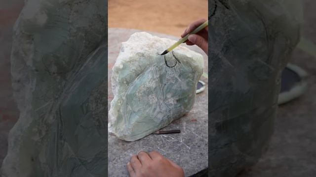 Залипательное видео! Китайский ремесленник показал, как создает статуэтки из цельного куска нефрита