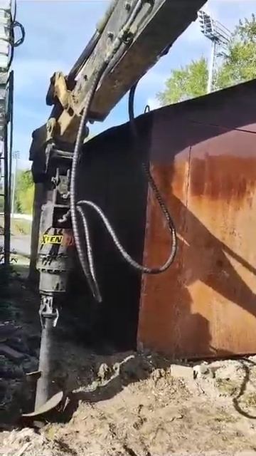 Гидробур EXTEN RX8 на экскаваторе-погрузчике MST