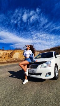 Какой знак указывает на падение камней?