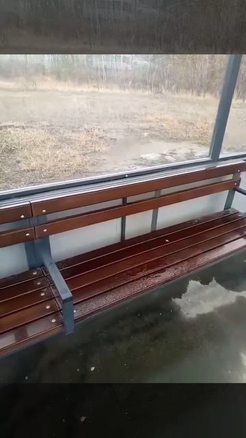 Крыша на остановке так и течёт