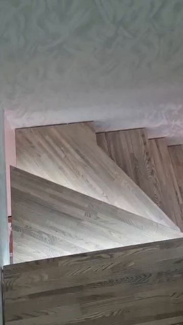 Деревянные ступени с подсветкой