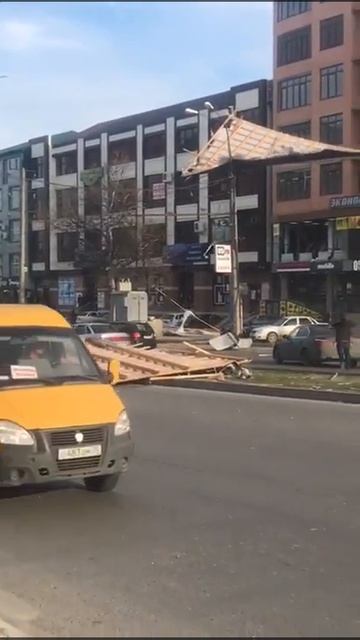 Сильный ветер сорвал крышу здания в Махачкале