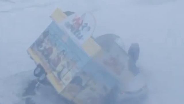 В Норильске штормовой ветер сбивает людей с ног и снос