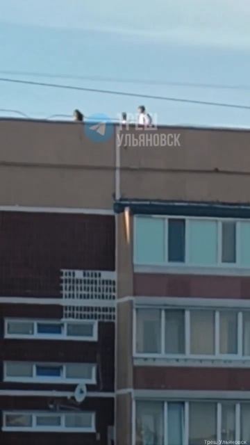😱 Дети исследуют крыши на Камышинской, 15Как вы считае