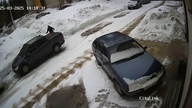 напротив У подъезда есть ступеньки, человек удержался только чудом, чтоб не упасть. Карельская 4 под