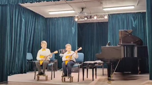 Зеленин Николай играет в дуэте с другом на балалайке