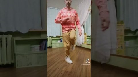 ШАФФЛ ТАНЕЦ ДЛЯ НАЧИНАЮЩИХ! УЧИМ САМЫЕ ЛЁГКИЕ БАЗОВЫЕ ДВИЖЕНИЯ НОГАМИ. #shorts #dance