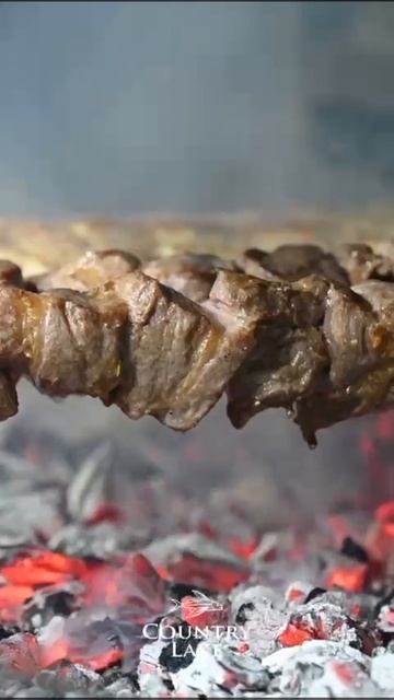 Сочное мясо прямо с мангала в ресторане «Country Lake»