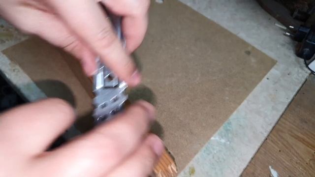 забить гвоздь не задев молотком дерево