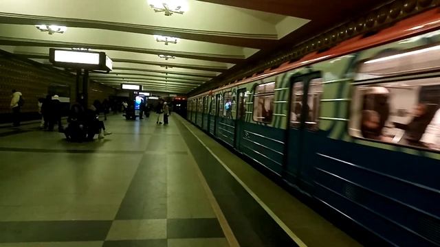 Метропоезда Номерные прибывают на станцию Марьино.