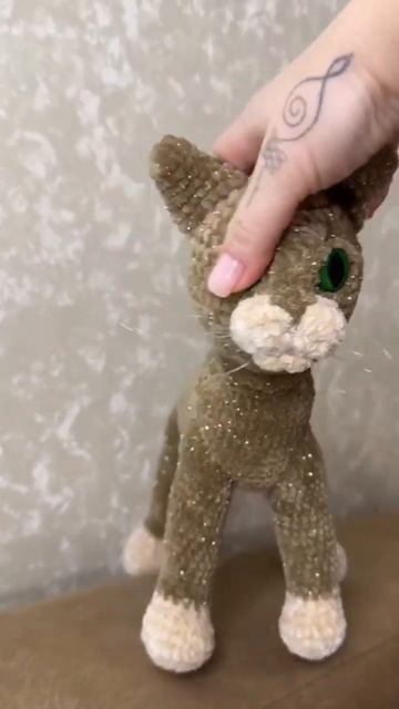 Кот связан из велюра с люрексом. Вязала из остатков пряжи . #cat#amigurumi