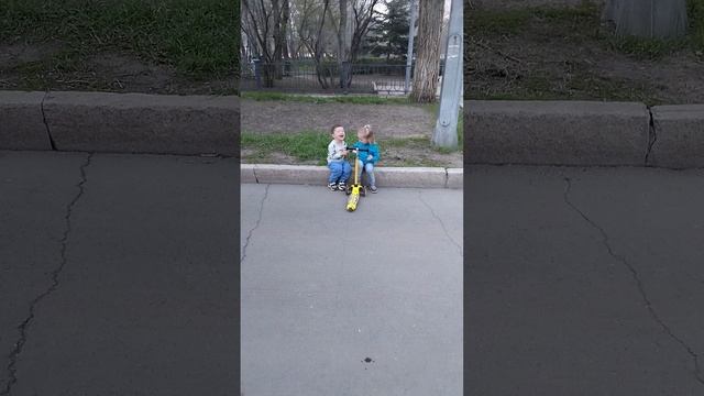 Марина играет с мальчиком 17 апреля 2025 года