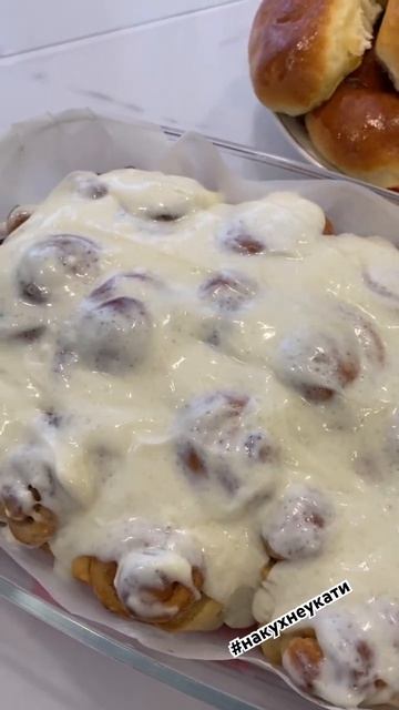 Русские синнабоны и пироги с капустой. #пироги #синнабоны #домашняя_выпечка #домашняякулинария