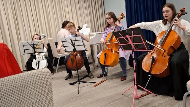 Ансамбль виолончелистов "Cascata" с участием Анны Вайханской. Руководитель - Екатерина Горюнова