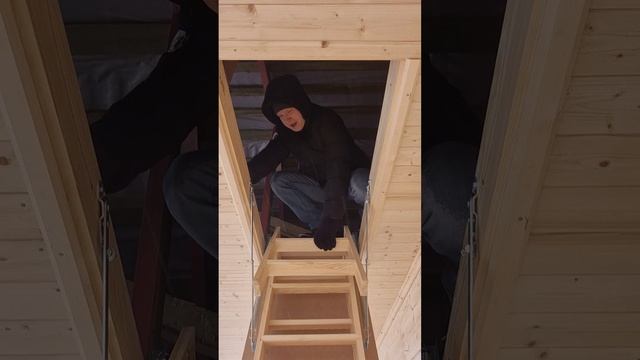 Чердачная лестница складная в дачном доме.