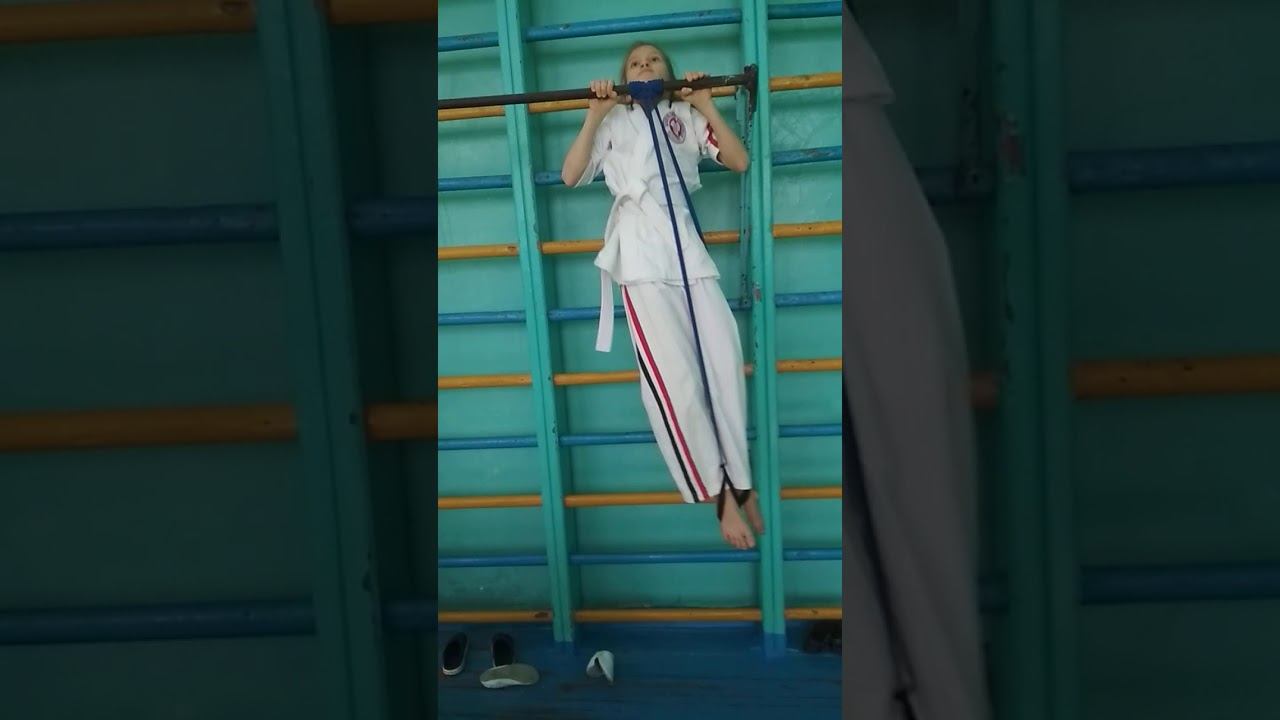 Учимся подтягиваться на турнике.
