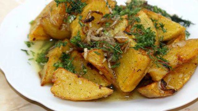 Дольки картофеля жаренные во фритюре с луком и чесноком