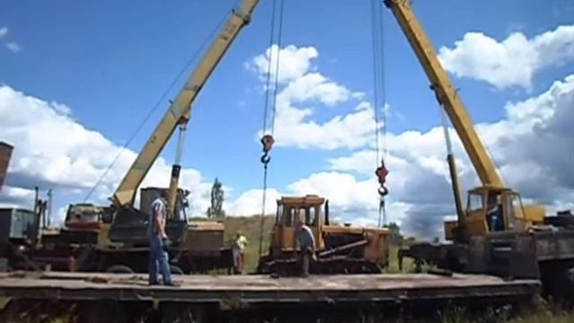 Погрузка двумя кранами бульдозера т 170 на трал