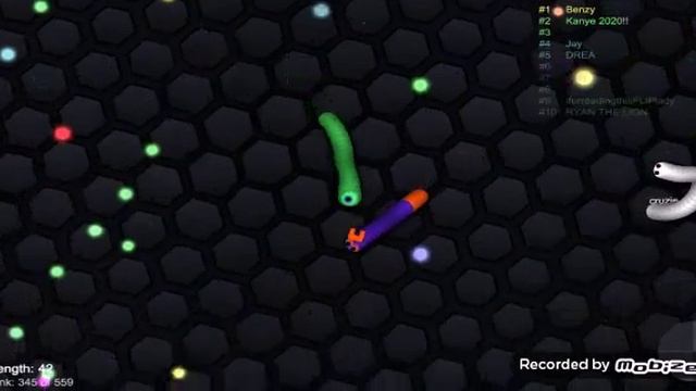 Ребенок играет в slither.io