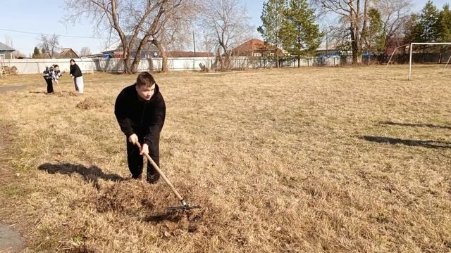 всей школой на субботник Асланининская школа