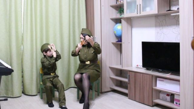"Смуглянка" игра на ложках. Песни Победы. Вологодский ОПС (Семенков Платон и Мама)
