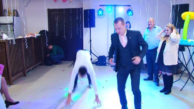 Прикол на свадьбе Freestyler Bomfunk Супер ! Показал как надо ! Гости в шоке Танцы парни против деву