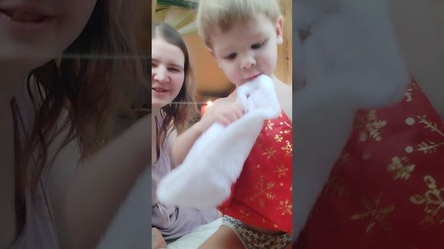 Гордей с мамой примеряют шапку Деда Мороза 3 января 2023 год