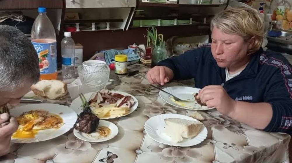 НАТАЛЬЯ ГУБАРЕВА. СЕЛИ С КОЛЕЙ УЖИНАТЬ