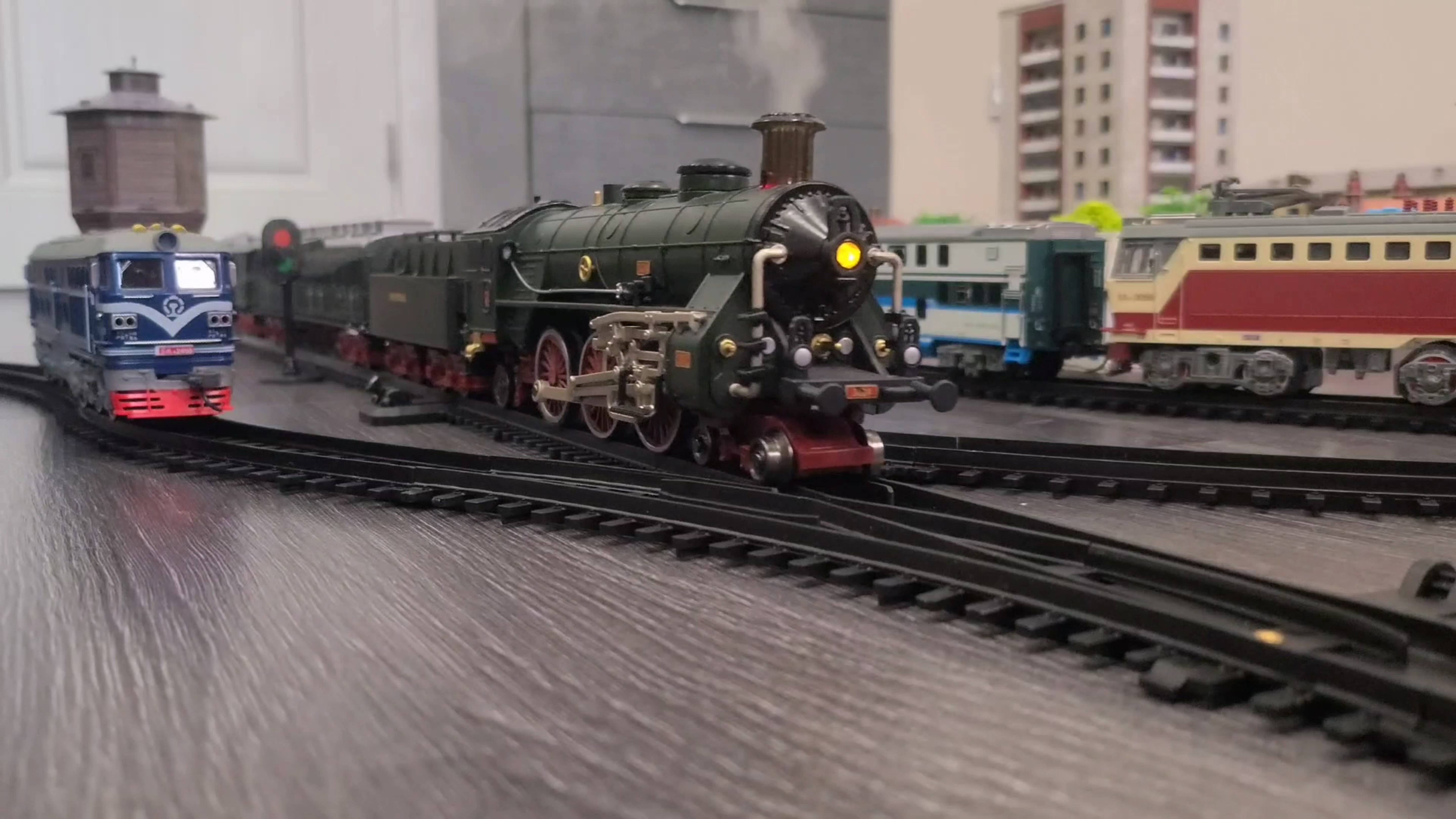 Модель Баварского паровоза S 3/6 (BR-18) и электровоз SS7C для детской железной дороги AOLE