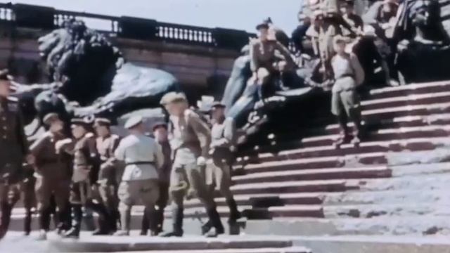 Групповое фото у памятника кайзеру Вильгельму I.
г.Берлин, Май 1945 года.