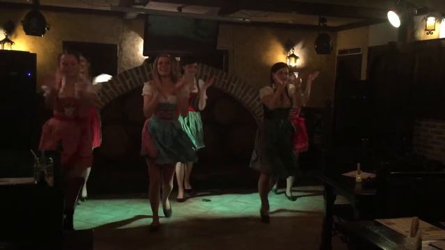 У Львові персонал танцює так)))