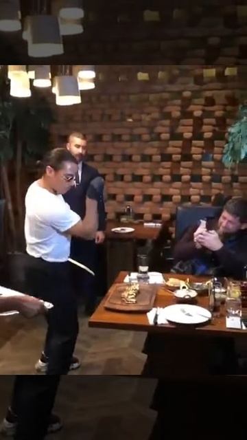 МИРОВОЙ ПОВАР УГОСТИЛ РАМЗАНА КАДЫРОВА ИЗ ЖАРЕНОГО МЯСО И СВЯТОЙ НАРЕЗКИ В РЕСТОРАНЕ