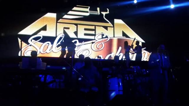 Adriano baila salsa