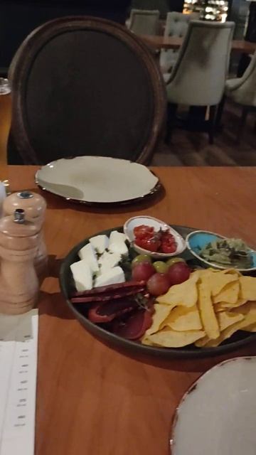 ПОДАЧА САЛАТА С ОБОЖЖЁННЫМ ЛОСОСЕМ🍷РЕСТОРАН ВЕЛИКАН #еда#рецепты#ресторан#рыба#блюдо#салат#fish