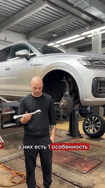 Меняем рычаги на этом VW Touareg из-за особенностей строение. Подробнее на видео