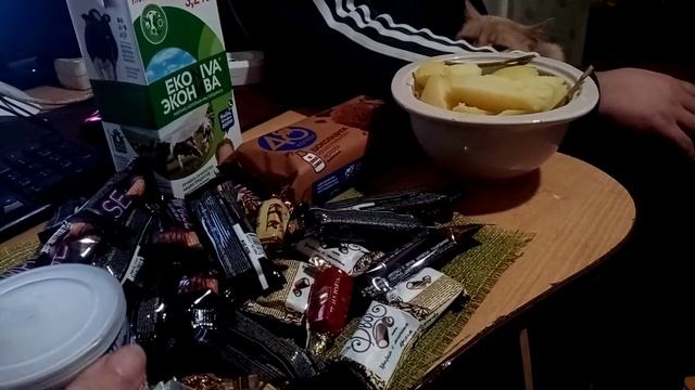 Расслабил булки ,первые покупки, получил зарплату Мама шутит.Мечтает что бы коты приносили зарплату