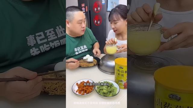 老公鬼鬼祟祟的藏雞腿被我發現了，趁他不注意我把雞腿吃了，他最後什麼也沒吃【胖嫂美食】