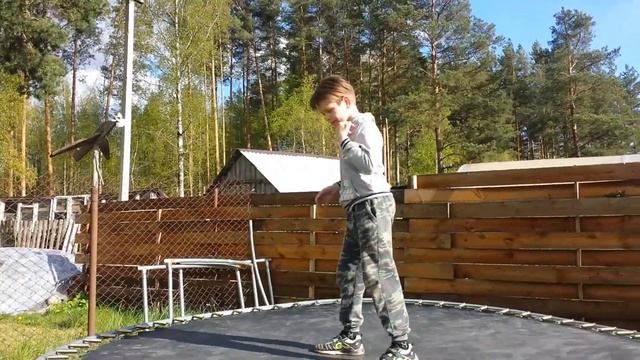 Как прыгать на спину на батуте