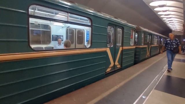Уникальный вагон 1879 с красным полом!Номерной 81-717.5М/714.5М на станции метро Сретенский Бульвар